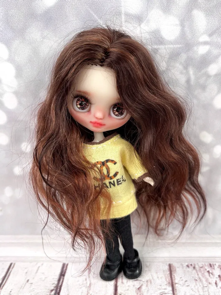 Reserve Sam . Glamorous Fashionista. Charming Petite Blythe doll with brown hair and brown eyes.