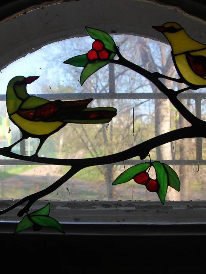 Stained Glass Orioles with Leaves and Berries, Bright Orioles Window Decor, Vibrant Glass Birds on a Branch, Stained Glass Birds — Unique Home Accent, Orioles and Greenery Tiffany Glass Art, Handcrafted Glass Orioles with Hanging Option, Decorative Staine