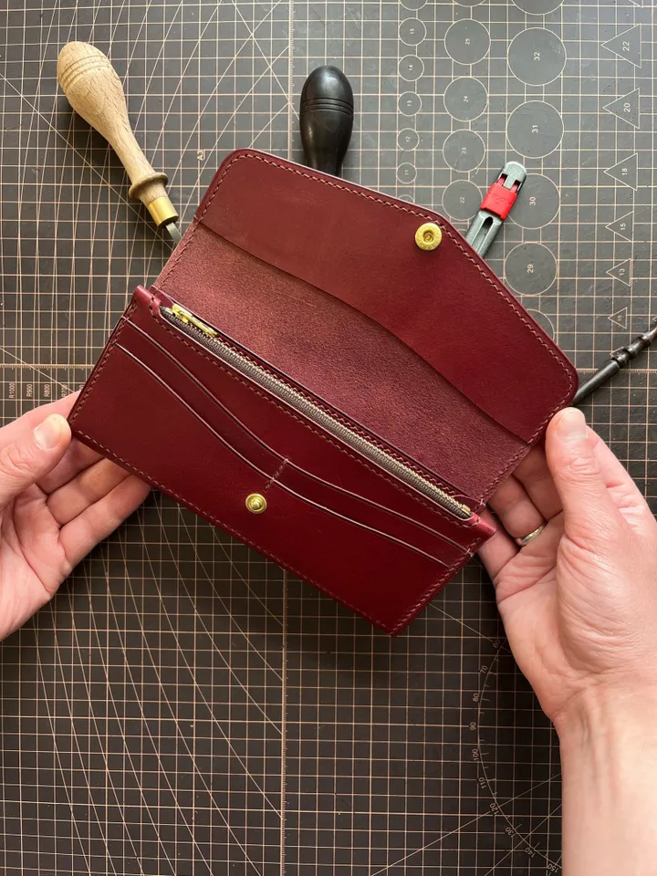 Pattern of a classic women's wallet - Pattern of a leather wallet - Download PDF & video TUTORIAL. Punch pitch 4 mm.