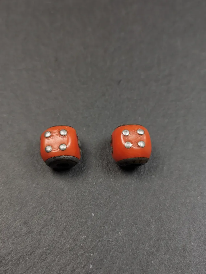 Gandhanra 1 Pair of Old Plastic Dice Beads,Marker Beads for Mala Necklace,Prayer Beads Accessories,0.47&quot; × 0.47&quot;