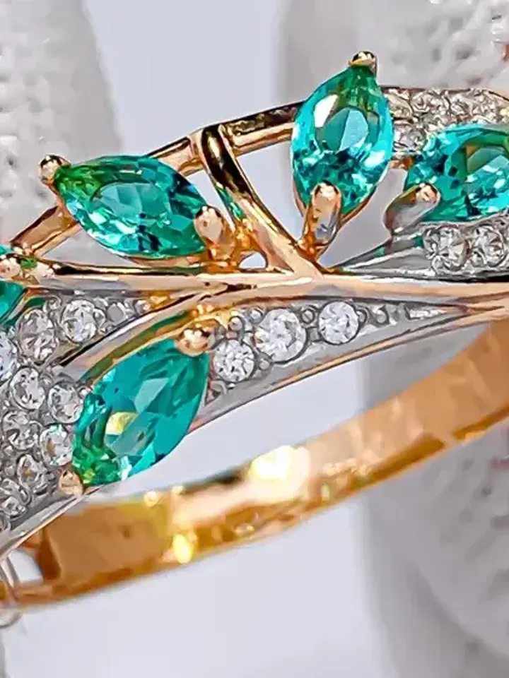 Ring made of 925 silver (585 gold coating), with paraiba and white cubic zirconia