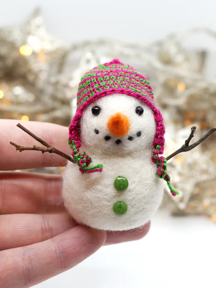 Needle felted snowman, Christmas gift, decoration, snowman in a hat, made to order