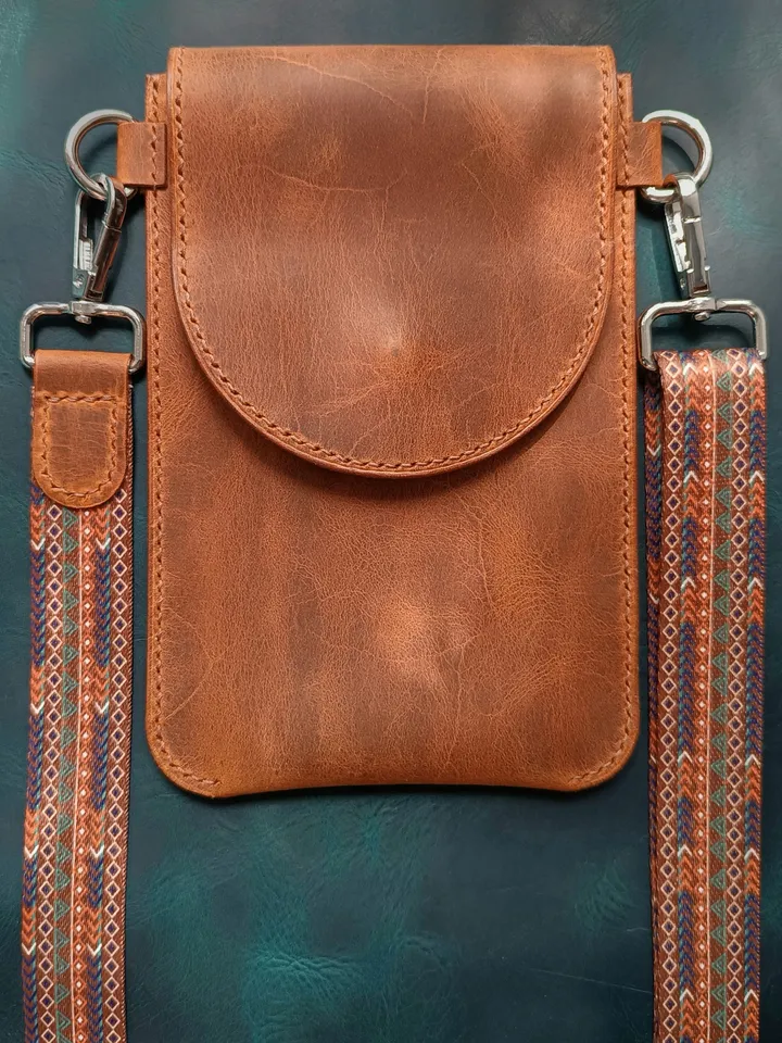 PDF Pattern Phone bag - Pattern of a small women's leather bag in PDF format - Download PDF and video tutorial. Punch pitch 4 mm.