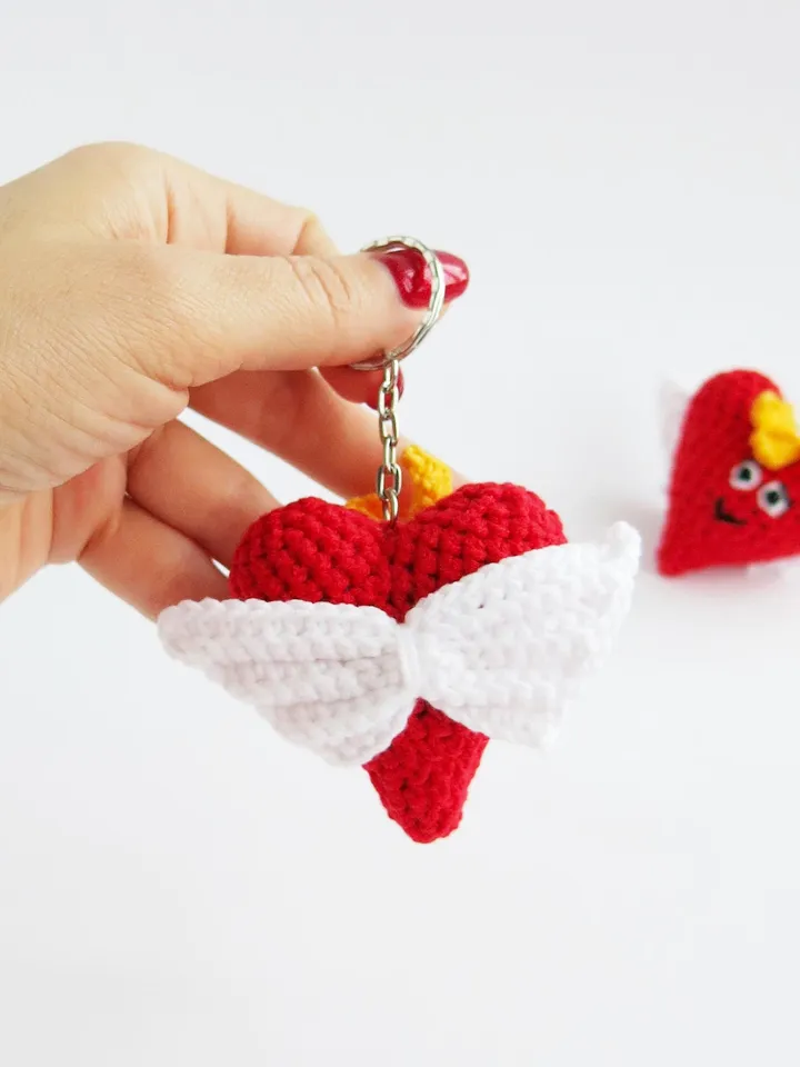VALENTINE'S KEYCHAIN. Heart with wings. Crochet heart keychain for a backpack, bag. Valentine's party and wedding favors. Valentine's gift.