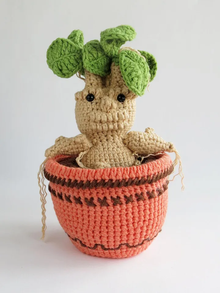 Mandrake plant. Mandrake Root home decor. Mandrake Faux Plant. Potted plant. Gifts for Gardeners. Plant lover gift. Magic school amigurumi