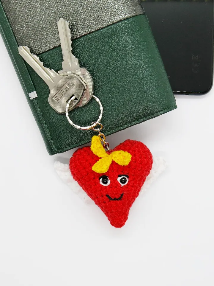 VALENTINE'S KEYCHAIN. Heart with wings. Crochet heart keychain for a backpack, bag. Valentine's party and wedding favors. Valentine's gift.