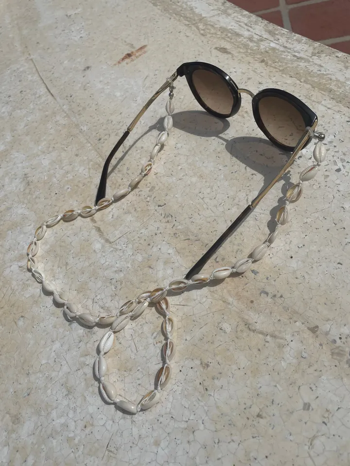 Cowrie shell sunglasses chain / boho accessories /eye glass holder handmade / coachella style / sunglasses puka cord