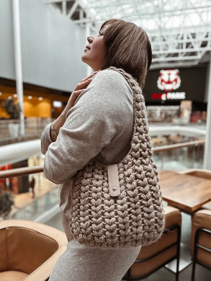 Crochet pattern cozy shoulder bag PDF digital instant download and video tutorial, winter wool handbag, eco friendly purse, warm women tote