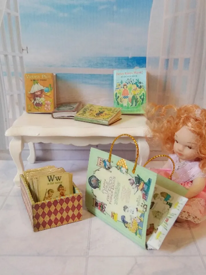 Books. A set of books. 6 items.1:12 scale.