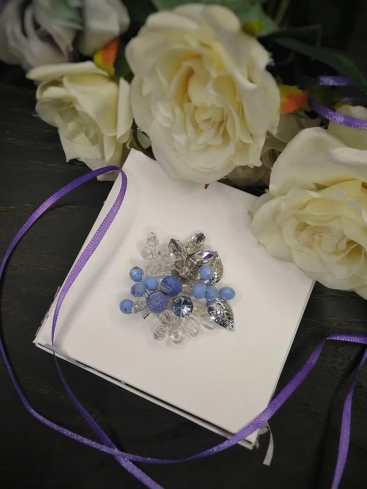 Blue crystal bead brooch for women, agate axe brooch, Floral brooch, christmas gift basket, gift for her, mom christmas gift, sister gift
