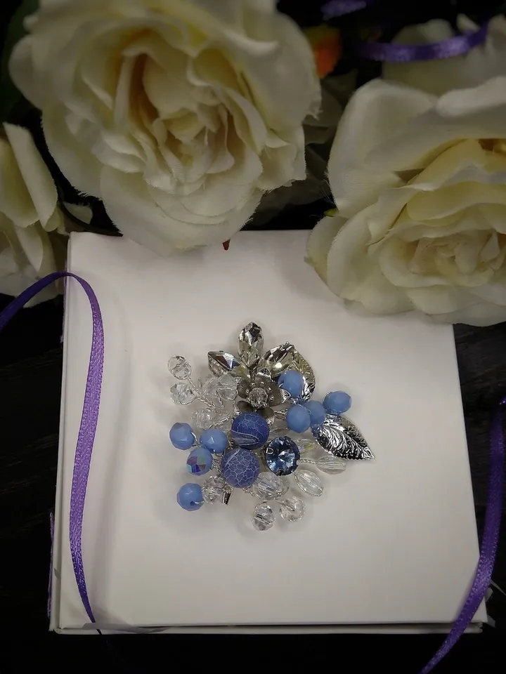 Blue crystal bead brooch for women, agate axe brooch, Floral brooch, christmas gift basket, gift for her, mom christmas gift, sister gift
