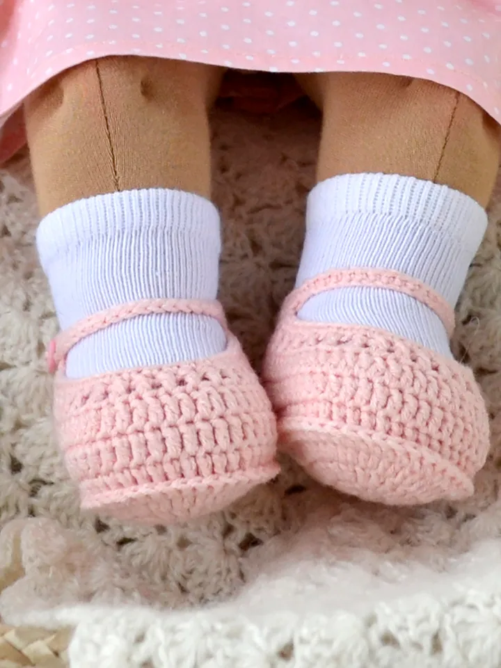 DIY Crochet booties for Waldorf dolls. 3 sizes. PDF crochet patterns and tutorials.
