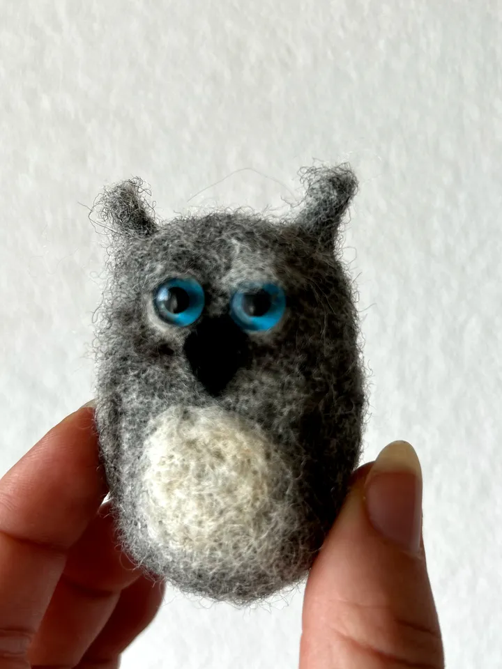 Owl felt brooch, handmade, felting, owl