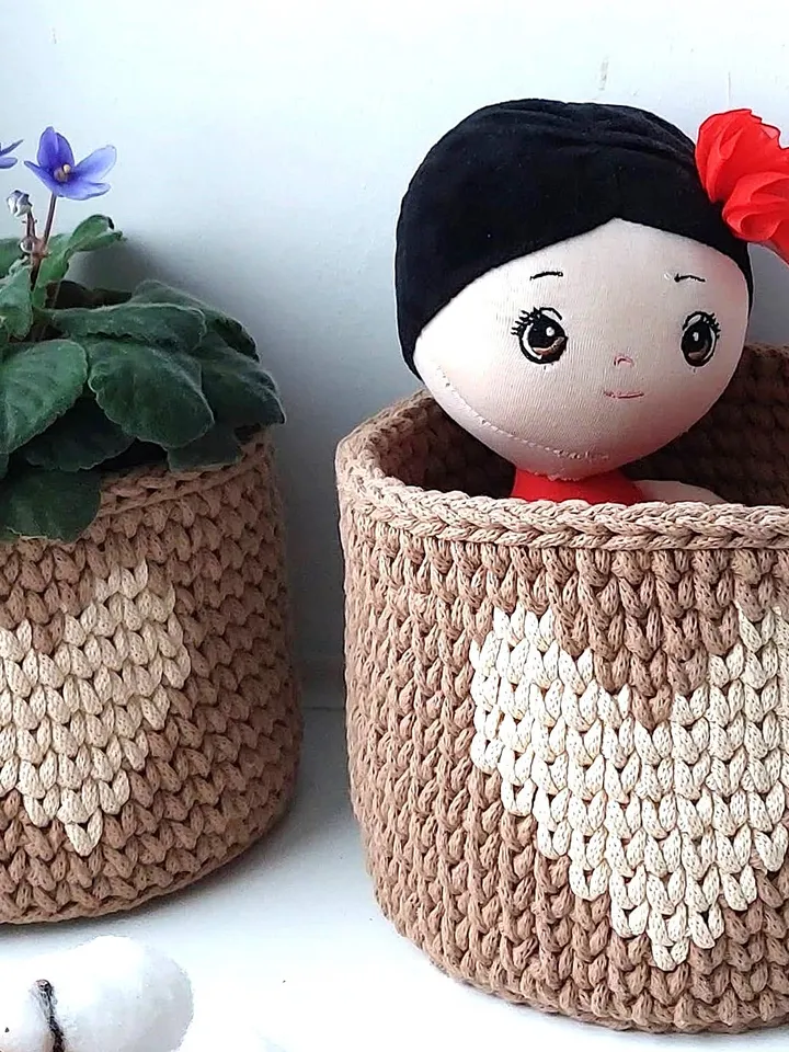 2 Baskets with heart Valentines day decor