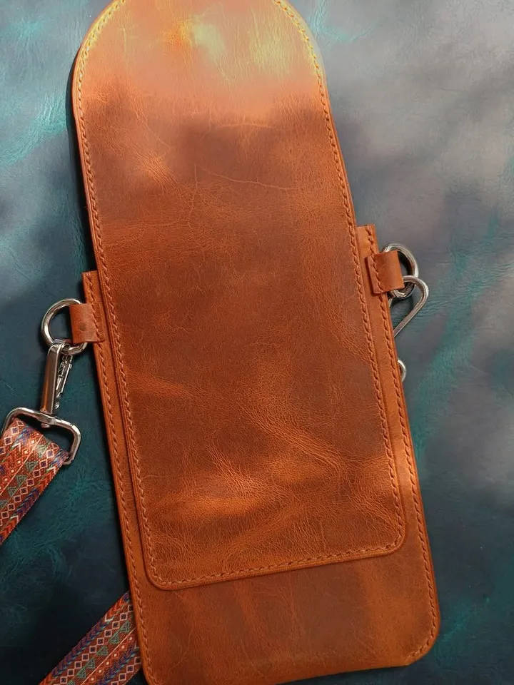 PDF Pattern Phone bag - Pattern of a small women's leather bag in PDF format - Download PDF and video tutorial. Punch pitch 5 mm.