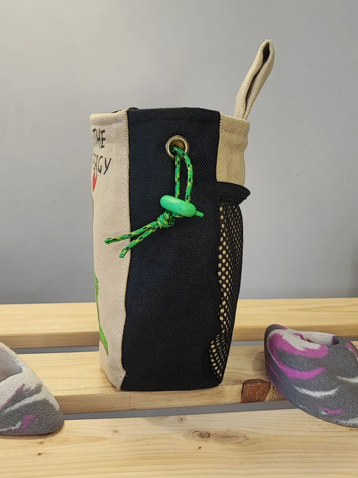 Chalk bag frog energy for rock climbing