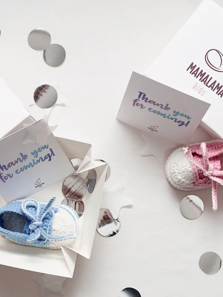 Baby shower favor gift box Thank you for coming small gift for party guests. Pink crochet sneaker keychain present congratulations idea