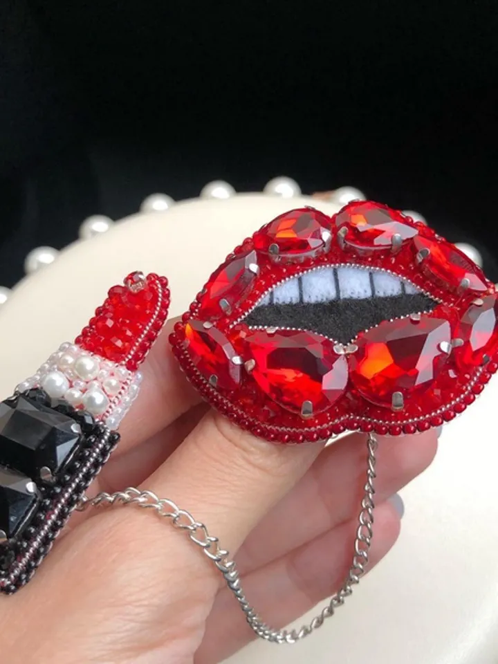 Lips & lipstick brooch/handmade brooch/gift for her/handmade jewelry/fashion jewelry