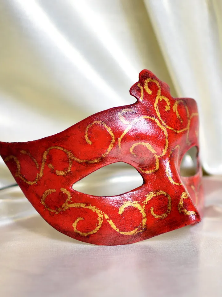 Red masquerade mask women to burlesque costume. Halloween mask to masquerade costume.