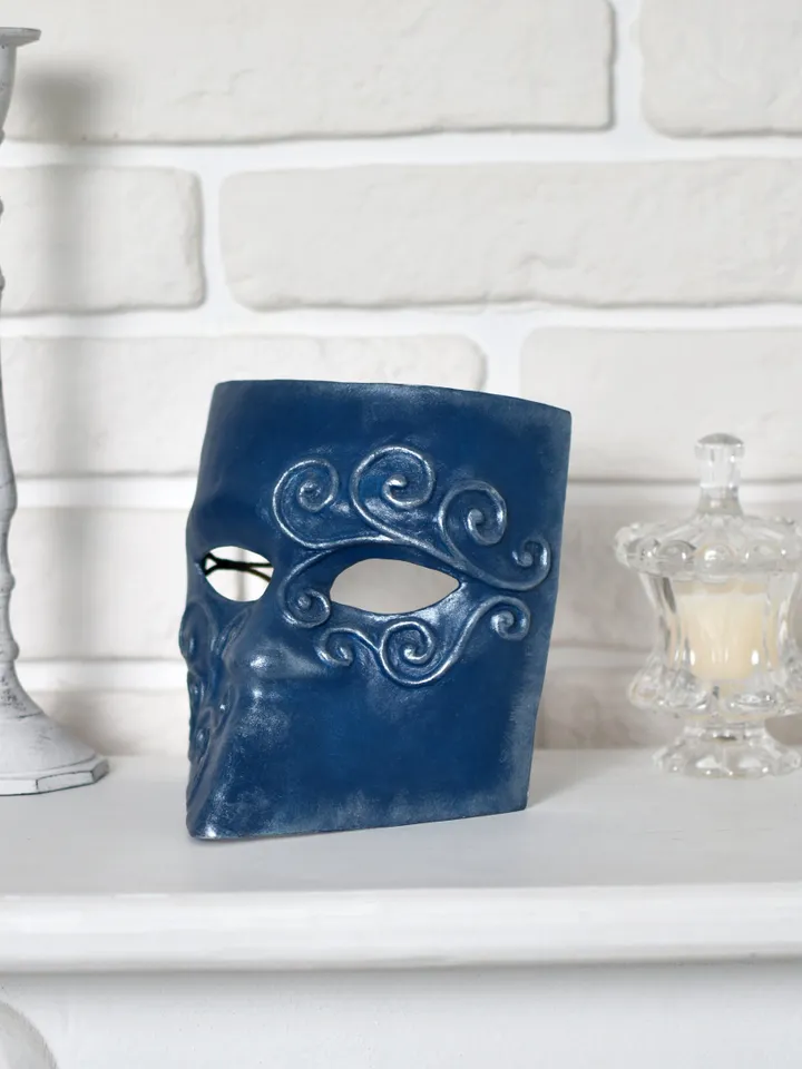 Masquerade mask to halloween costume. Bauta Venetian mask. Full face halloween mask to masquerade costume.