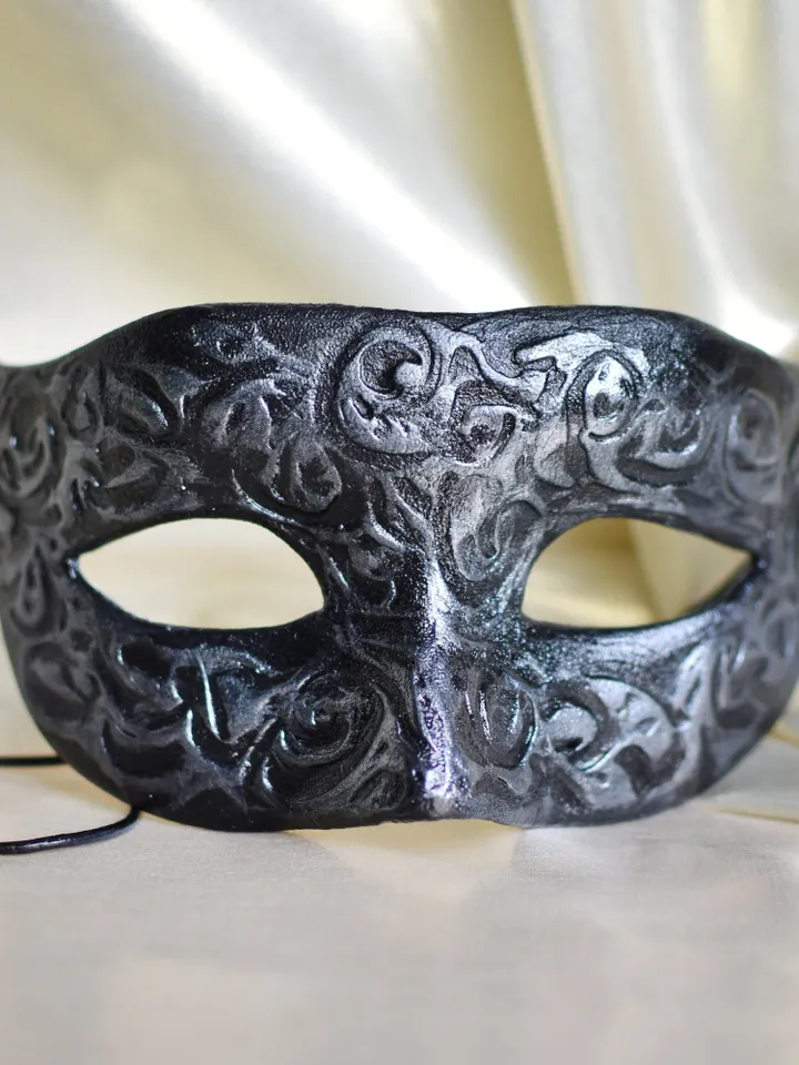 Black masquerade mask women to halloween costume. Colombina cosplay masks to masquerade costume.