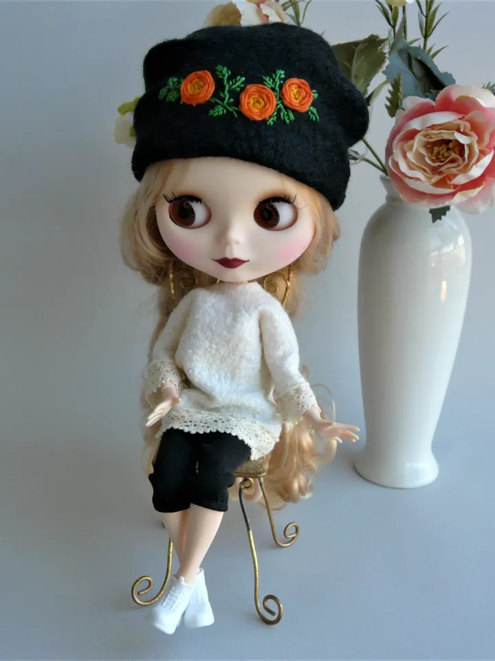 Blythe hat with embroidery