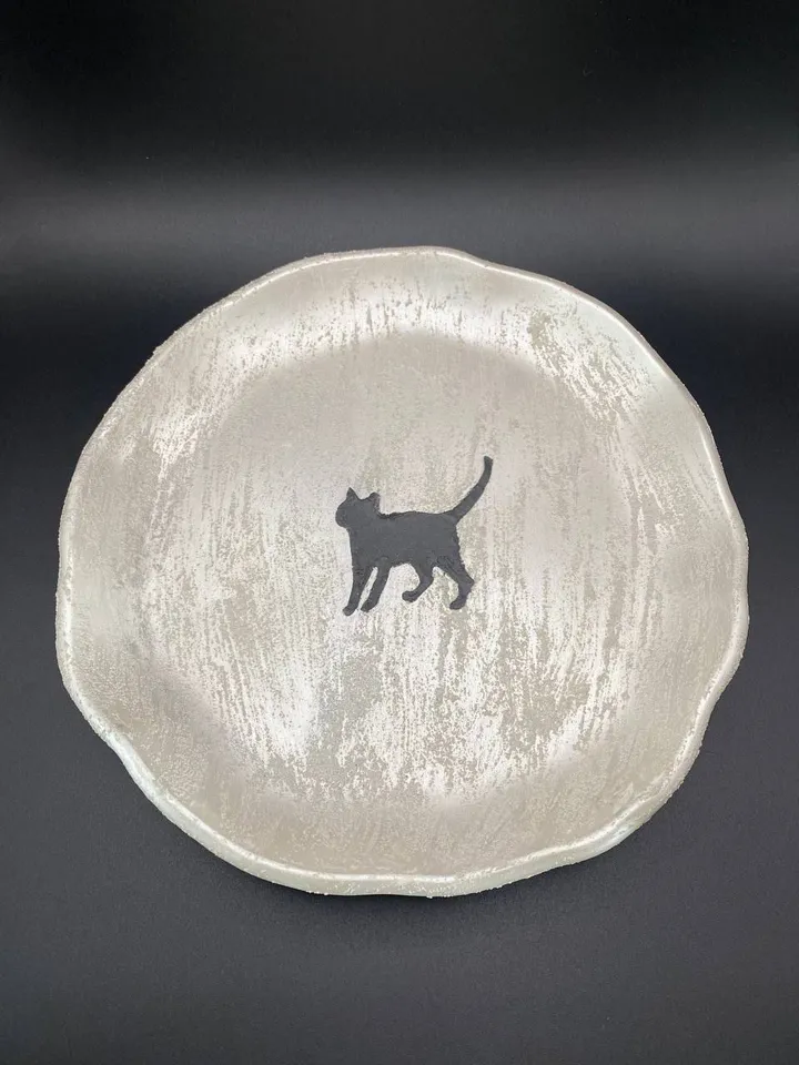 Decorative plate-tray made of plaster with a pattern
