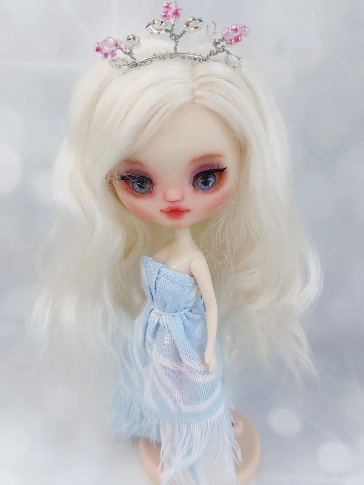 Magical little Petite Blythe doll with blonde hair. A beautiful little princess with mysterious eyes.