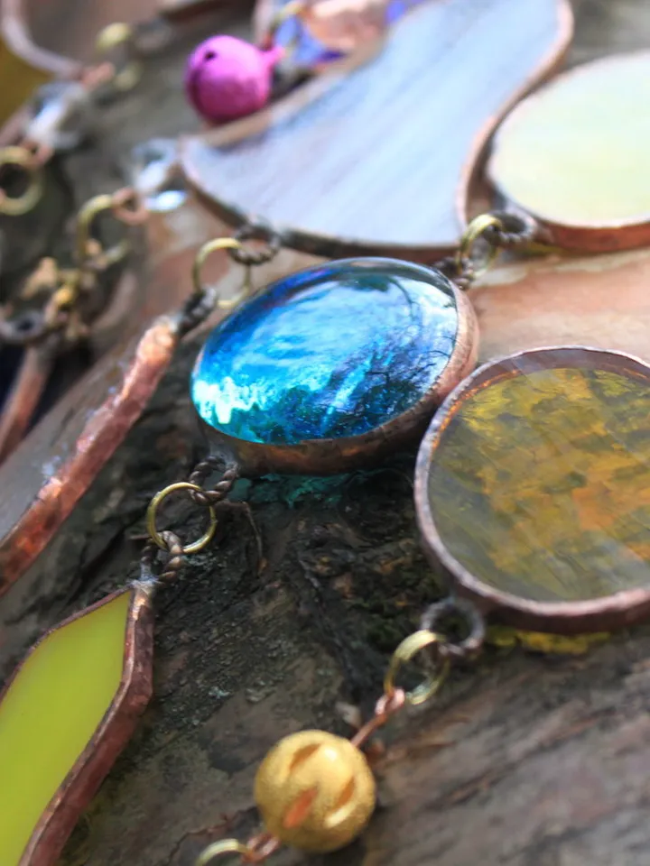 Luxurious Long Agate Garlands, Tiffany Stained Glass Art, Luxurious Agate Garlands, Stained Glass Agate Ornaments, Tiffany-Style Glass and Agate Garland, Artistic Glass Agate Decorations, Handmade Agate and Glass Suncatchers, Long Bohemian Agate Garlands