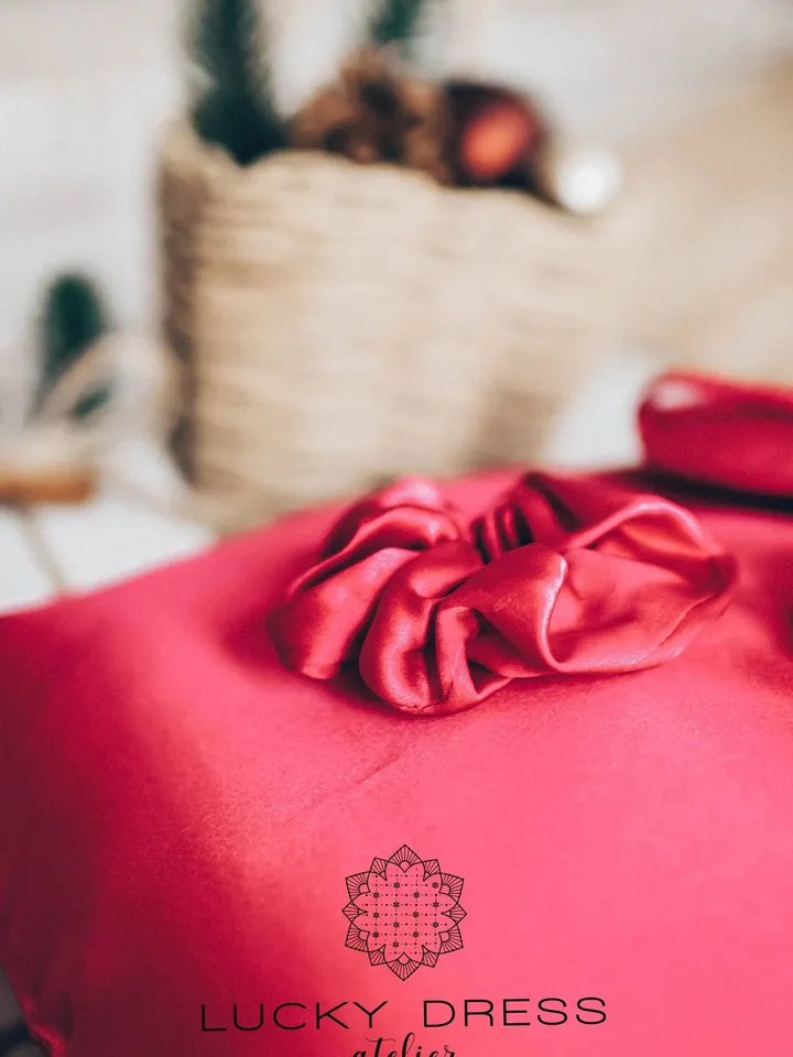 Pure silk gift set I / Silk pillowcase Silk eyes mask Silk scrunchies Gift for her Red silk pillowcase Mother's day gift Silk satin mask