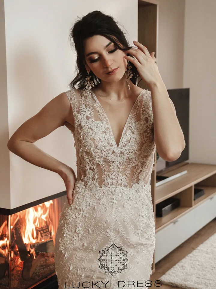 Lace wedding dress Floral wedding dress with lining Beaded wedding dress Mermaid wedding dress winter Nude wedding dress V neck / Teti