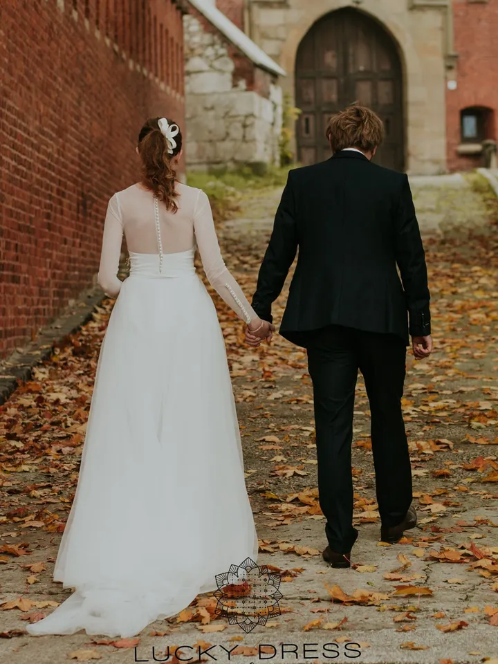 Custom wedding dress modest Bespoke wedding dress tulle Tailored wedding dress long sleeve Bridal gown Winter wedding dress crepe / Dominica
