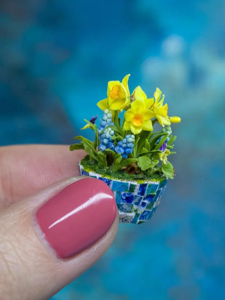 MINIATURE daffodils, muscari and pansies in a mosaic pot | Dollhouse miniatures