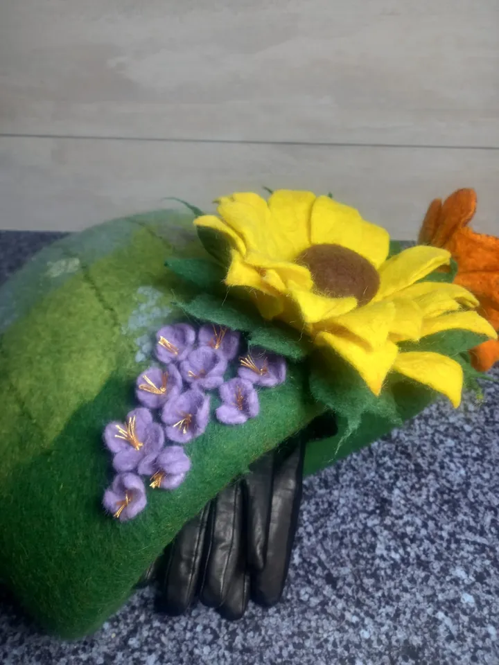 Валяные домики-лежанки для кошек и небольших животных.