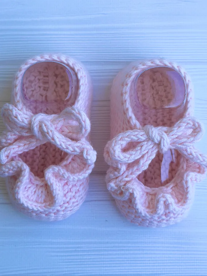 Cute PDF Newborn Booties with a Ruffle Seamless Knitting Pattern – Comfort for Your Newborn Tiny Feet with video ENG