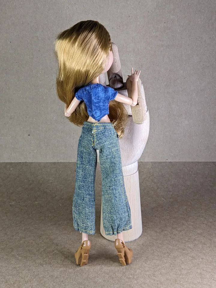 Gray T-shirts or jeans for 10.5-inch female dolls (MH, EAH)