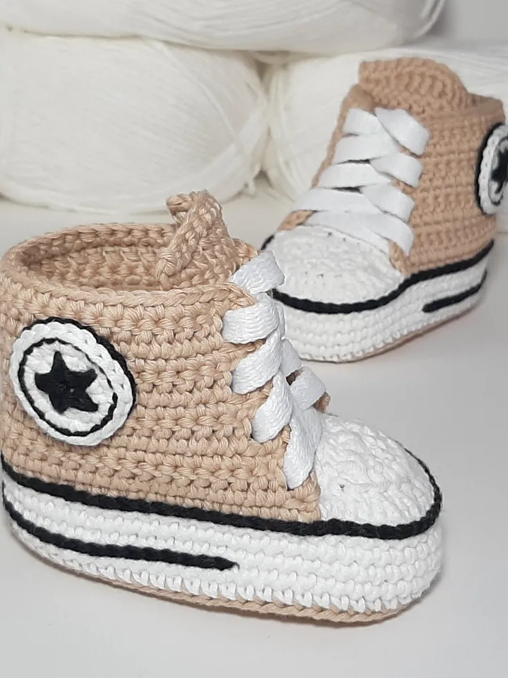 Crochet baby booties for boy or girl, neutral newborn slippers first shoes, expecting mom gift, newborn gift