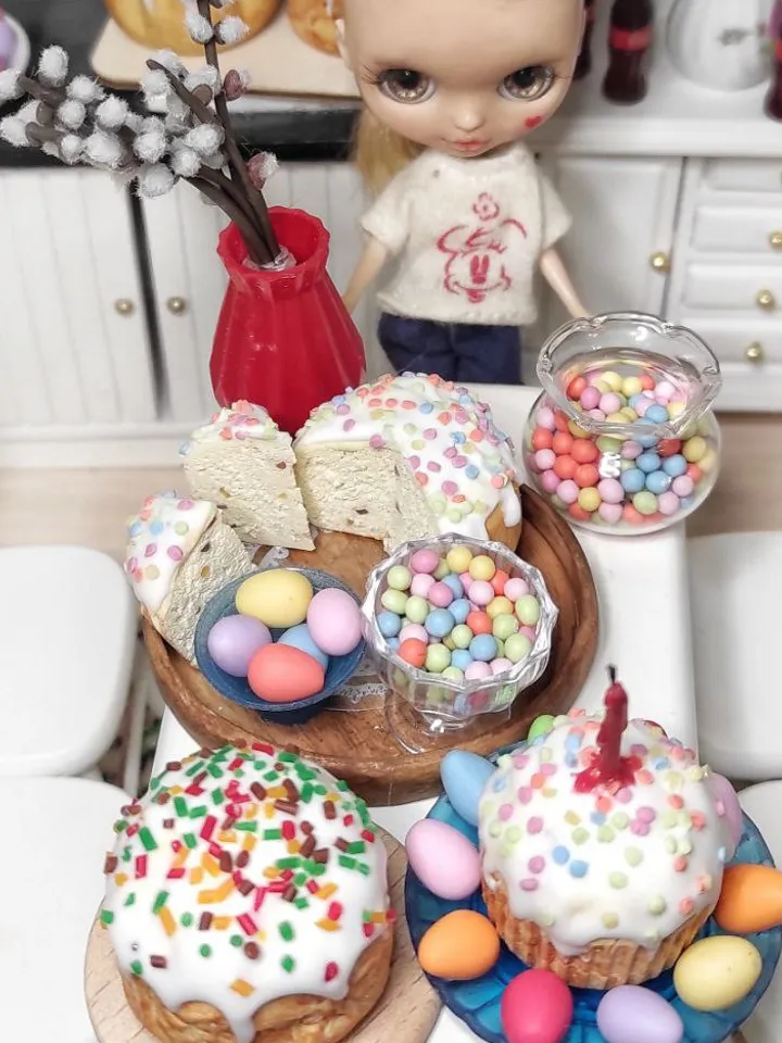 Easter, Easter decor, Easter decor for dolls, dollhouse decor, Easter Kulich, mini food, realistic miniature