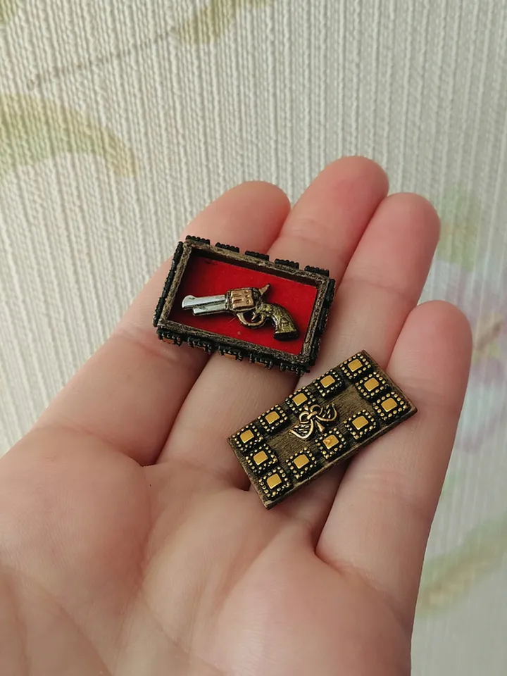 Pistols for collection. Collection weapon.Dollhouse miniature.1:12 scale.