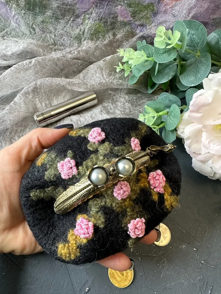 Coin purse with embroidery.
