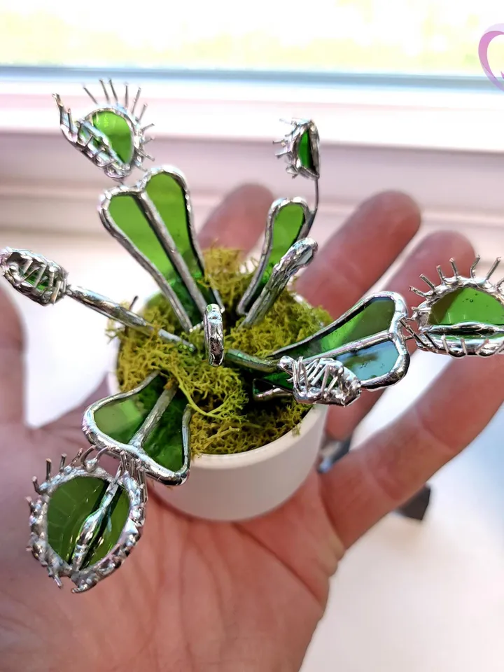 Stained Glass Venus Flytrap Suncatcher in Pot Unique Garden Decor Art Piece with Stand Decorative Home Accent for Carnivorous Plant Lovers