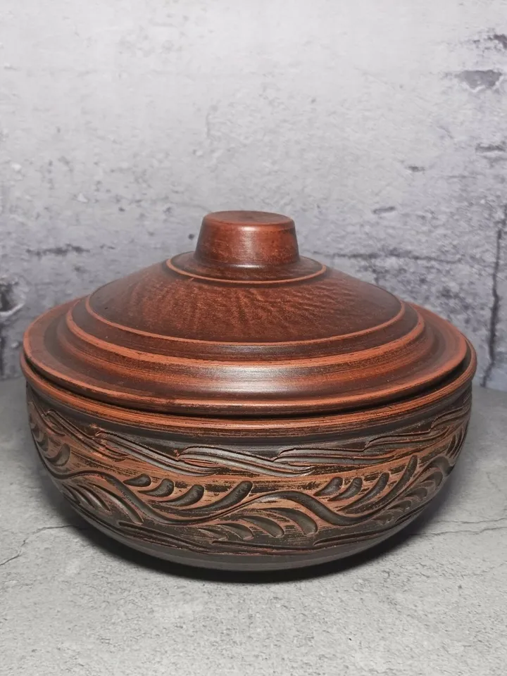 Pottery casserole 84.53 fl.oz Handmade from red clay, carved pattern