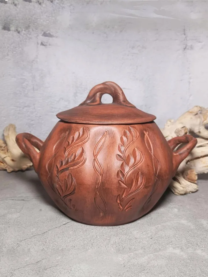 Glay casserole 118,34 fl.oz Handmade with handles and lid, carved pattern