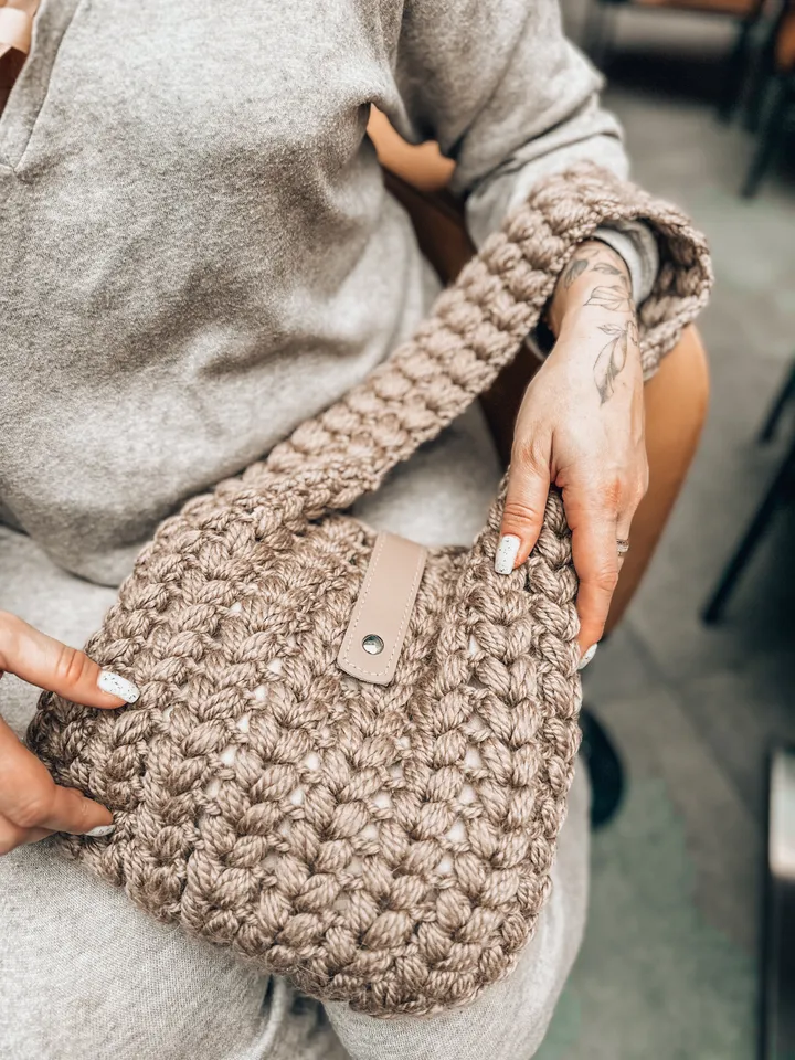 Crochet pattern cozy shoulder bag PDF digital instant download and video tutorial, winter wool handbag, eco friendly purse, warm women tote