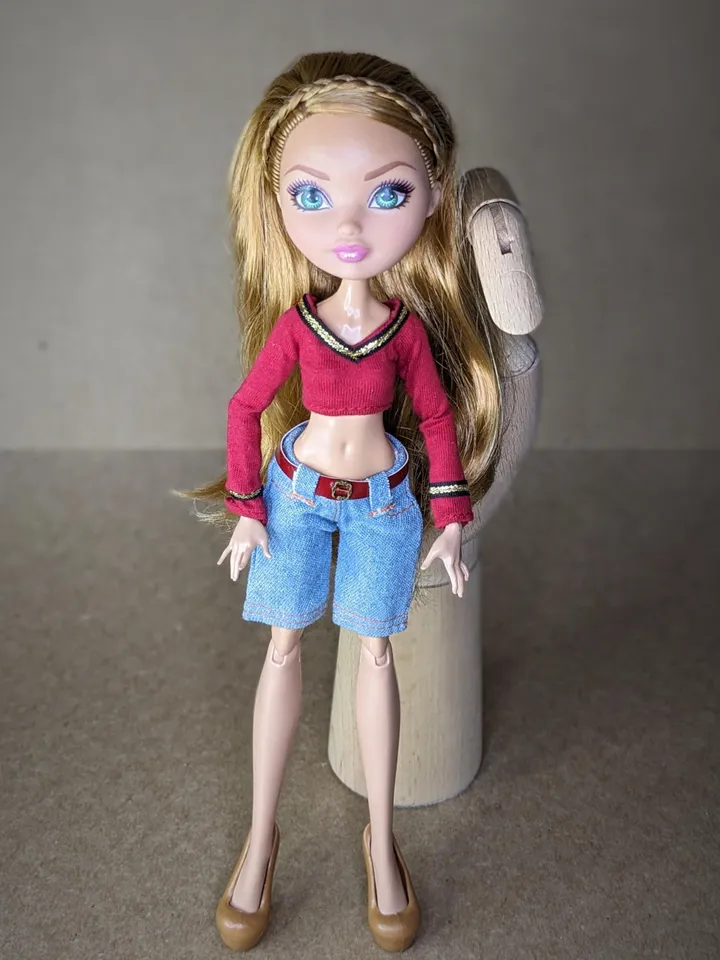 T-shirts or shorts for 10.5-inch female dolls (MH, EAH)