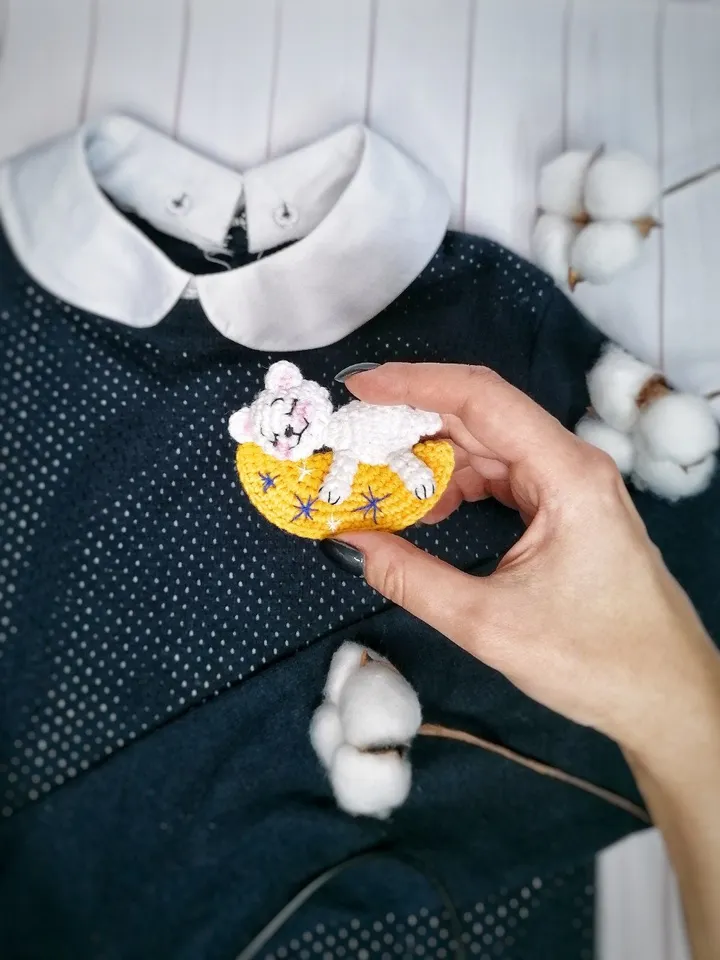 PDF Crochet Pattern Teddy Bear Brooch, Sleeping Bear Amigurumi, Small Crochet Toy Pattern DIY Amigurumi Animal Gift Idea Cute Crochet Brooch
