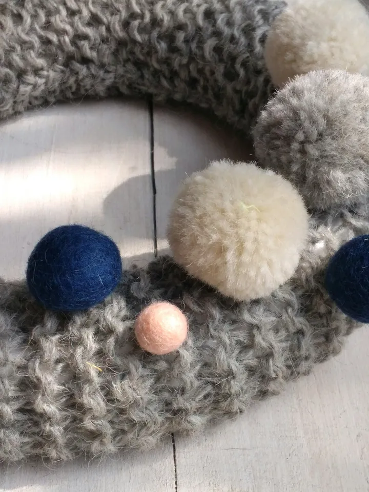 Home Wreath Natural Wall Decor Craft Knitted Grey Decorative Holiday Home Door Wreath Winter Minimalist New Year and Christmas Wreath