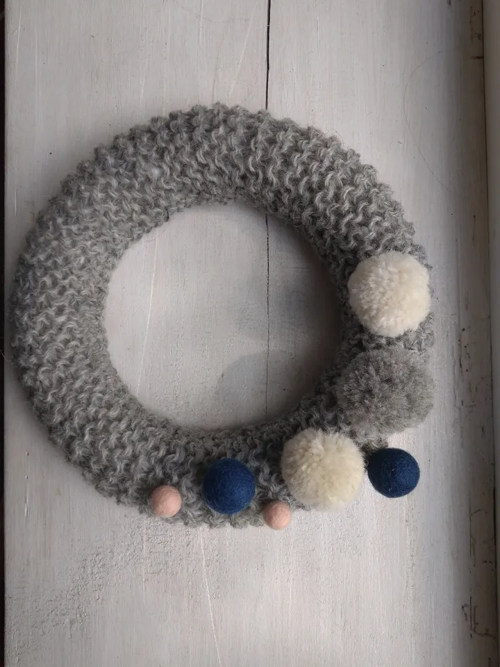Home Wreath Natural Wall Decor Craft Knitted Grey Decorative Holiday Home Door Wreath Winter Minimalist New Year and Christmas Wreath