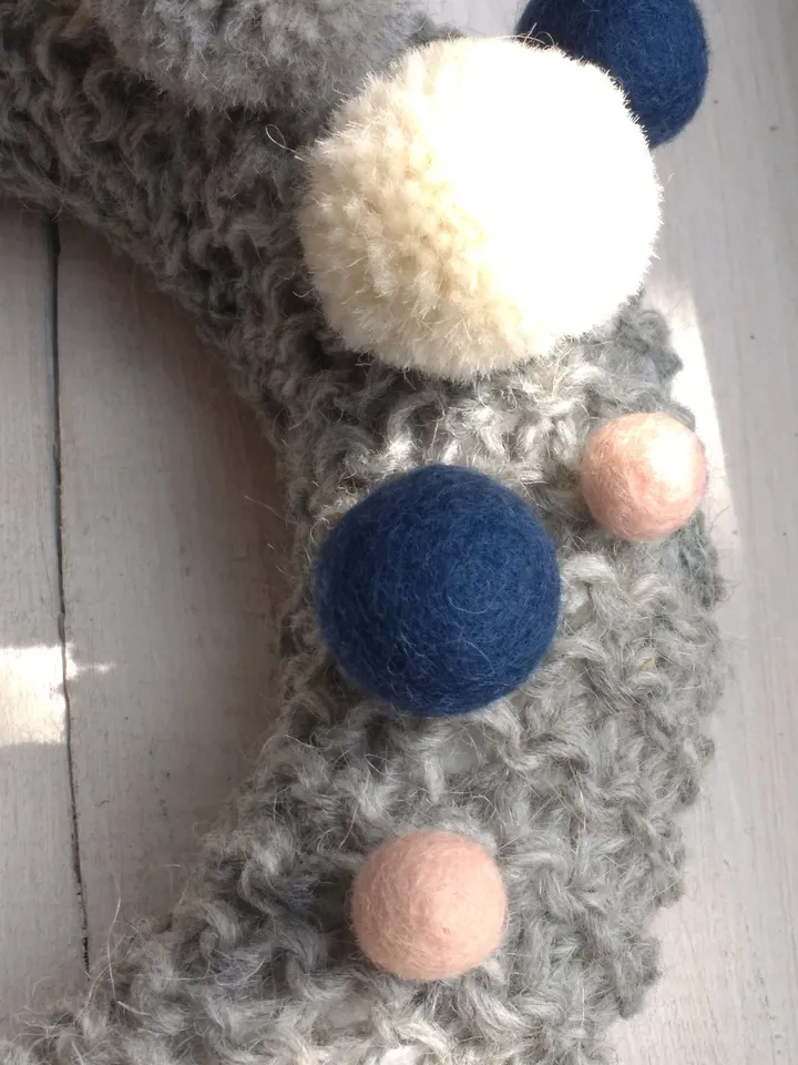 Home Wreath Natural Wall Decor Craft Knitted Grey Decorative Holiday Home Door Wreath Winter Minimalist New Year and Christmas Wreath