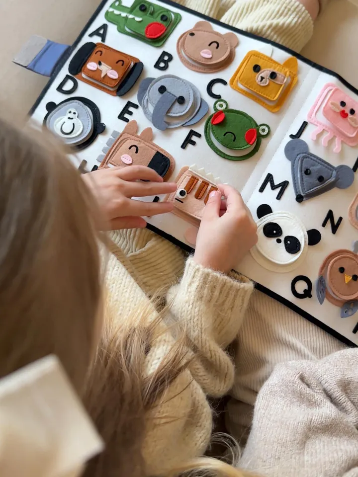 abc felt activity ENGLISH, FRENCH, GERMAN alphabet book, montessori quiet book toddler 1,2.3.4 year old, felt animals abc toys, kinderkrama